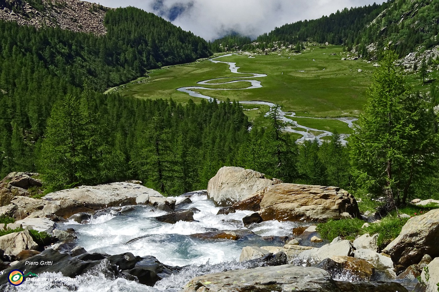 27 Il fragoroso torrente scende  a distenderesi tra i meandri della piana.JPG -                                